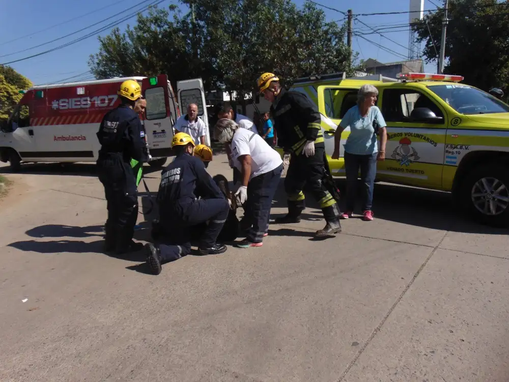 Bomberos y personal del SIES 107 atendieron a la lesionada.
