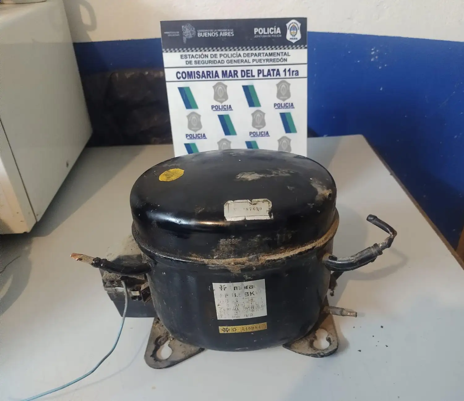 Robaron un motor de heladera y fueron descubiertos al saltar del techo