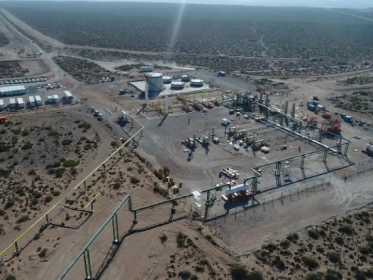 Expertos de los Estados Unidos comenzaron a trabajar para contener la fuga de gas en el pozo de YPF