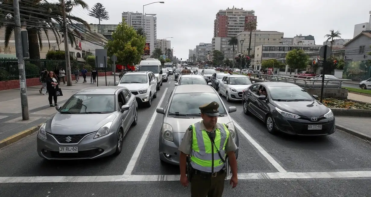 En Viña del Mar, los inspectores controlaban el tránsito al faltar semáforos. Crédito: Reuters.