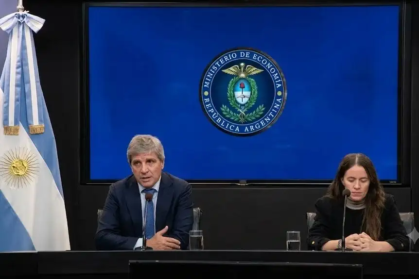 Durante la exposición, Caputo señaló que, según estimaciones del Banco Central, existen alrededor de US$ 170.000 millones en manos de privados fuera del sistema financiero.
