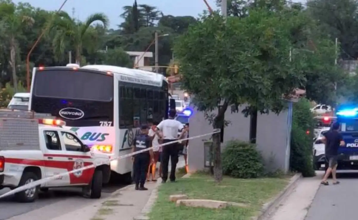 Tragedia en Villa Carlos Paz: una chica murió al chocar en moto contra un colectivo