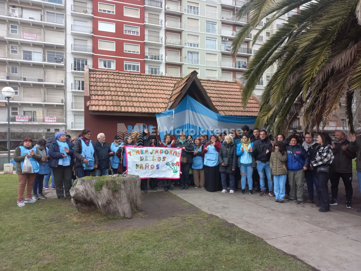 Las encargadas de los baños públicos denunciaron que no cobraron los haberes de julio.