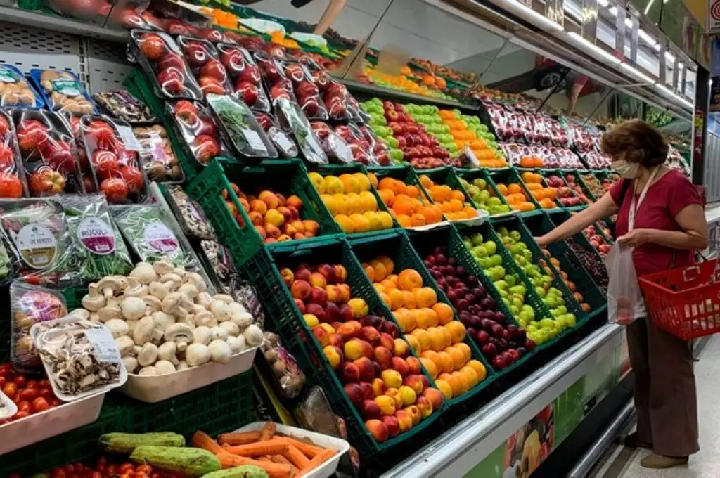 Los alimentos en la Argentina subieron diez veces más que en los países de la región