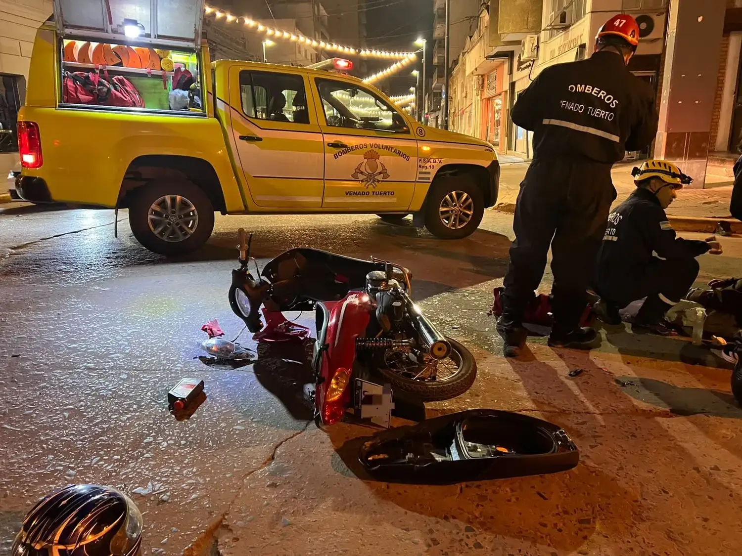 Los dos ocupantes de la motocicleta sufrieron traumatismos y fueron asistidos por Bomberos y personal médico del SIES.