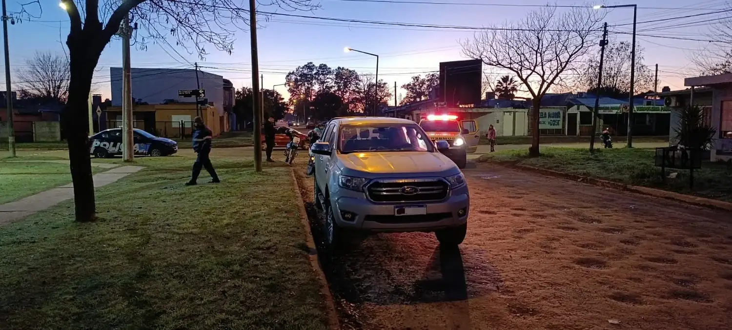 Bomberos y personal médico trabajando en el lugar del accidente.