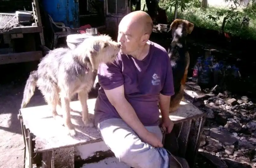Ser parte de la manada: el marplatense que rescata y comparte su casa con más de 15 perros