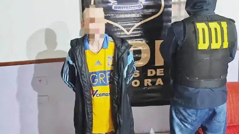 El hombre, apodado “El Tranza de Parque Barón”, grabó y difundió un video donde se veía al menor consumiendo droga en medio de armas y estupefacientes. (Foto: DIB)