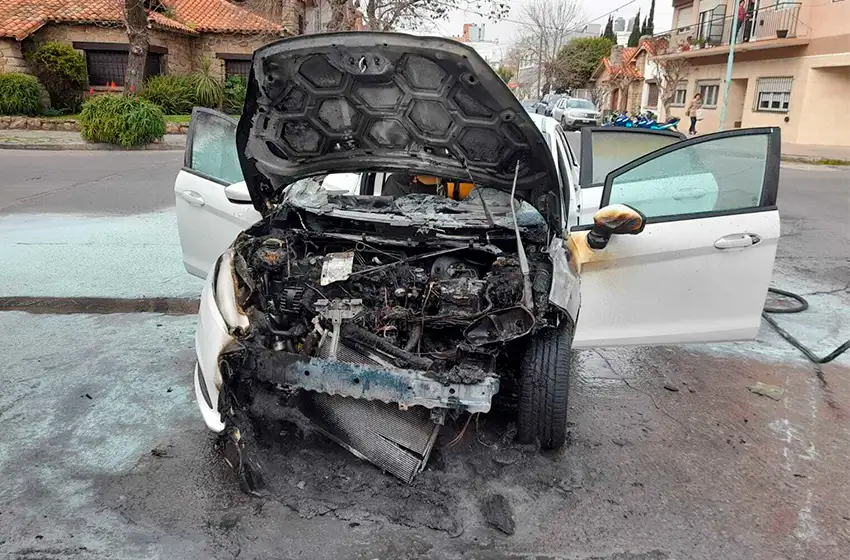 Se incendió un auto en la zona de la Vieja Terminal