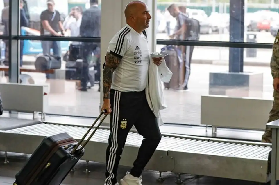 Sampaoli llegó al país y se define su futuro