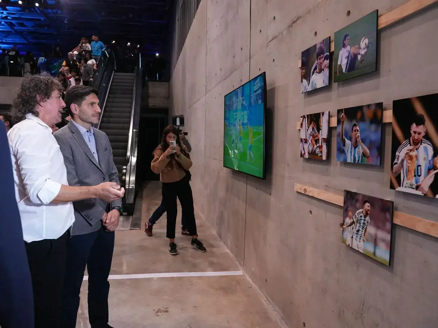 El gobernador Pullaro disfrutando de la muestra del "10". Foto: MVT