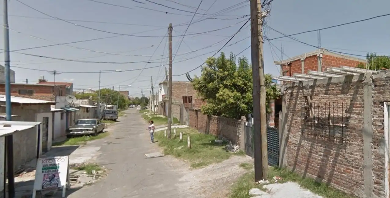 Una mujer jugaba con un arma, se le disparó y mató a un hombre