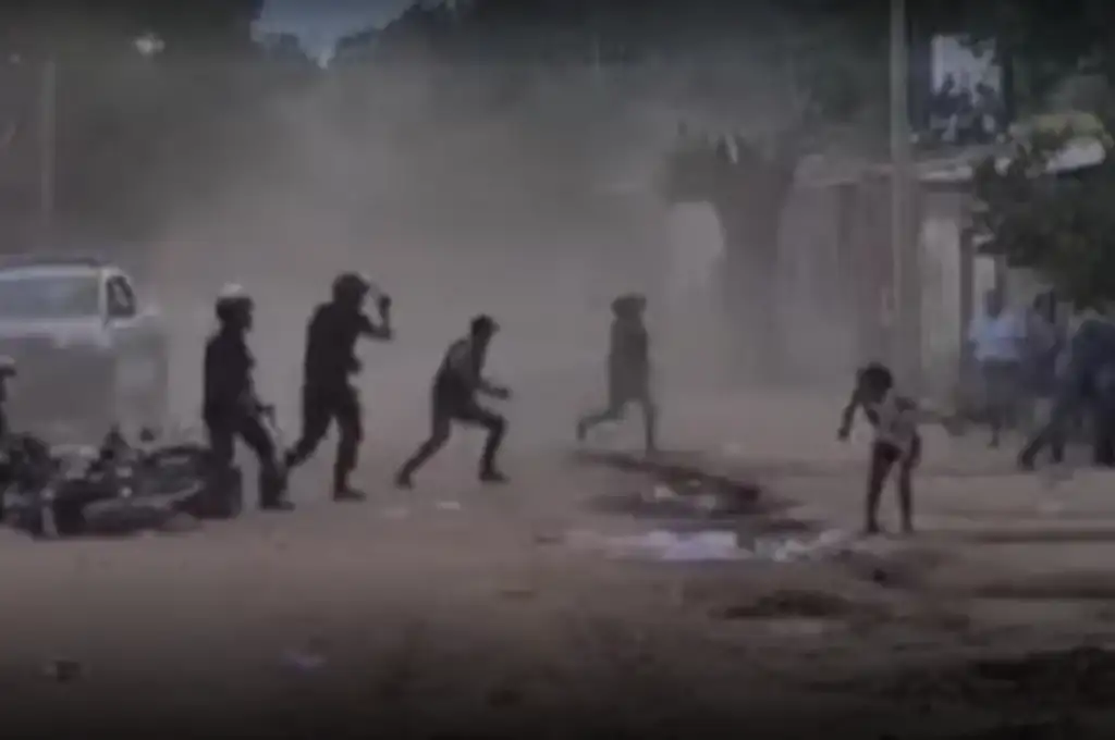 Los vecinos le arrojaron piedras a los policías