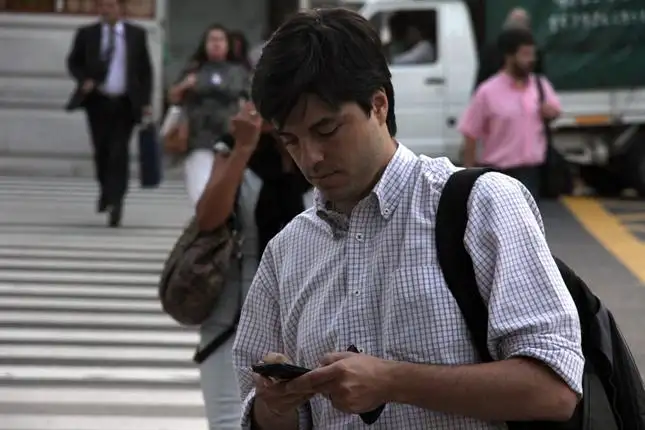 Un celular transparente para evitar accidentes en la calle
