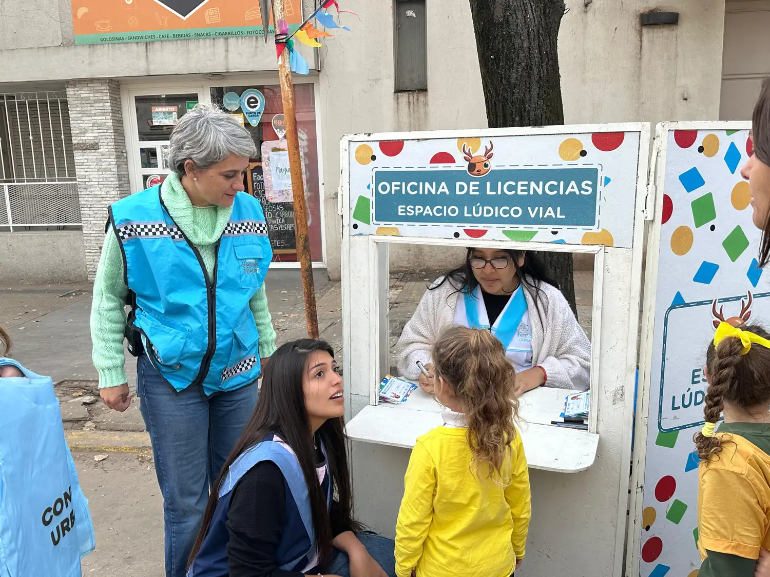 Los niños aprenden mediante juegos.