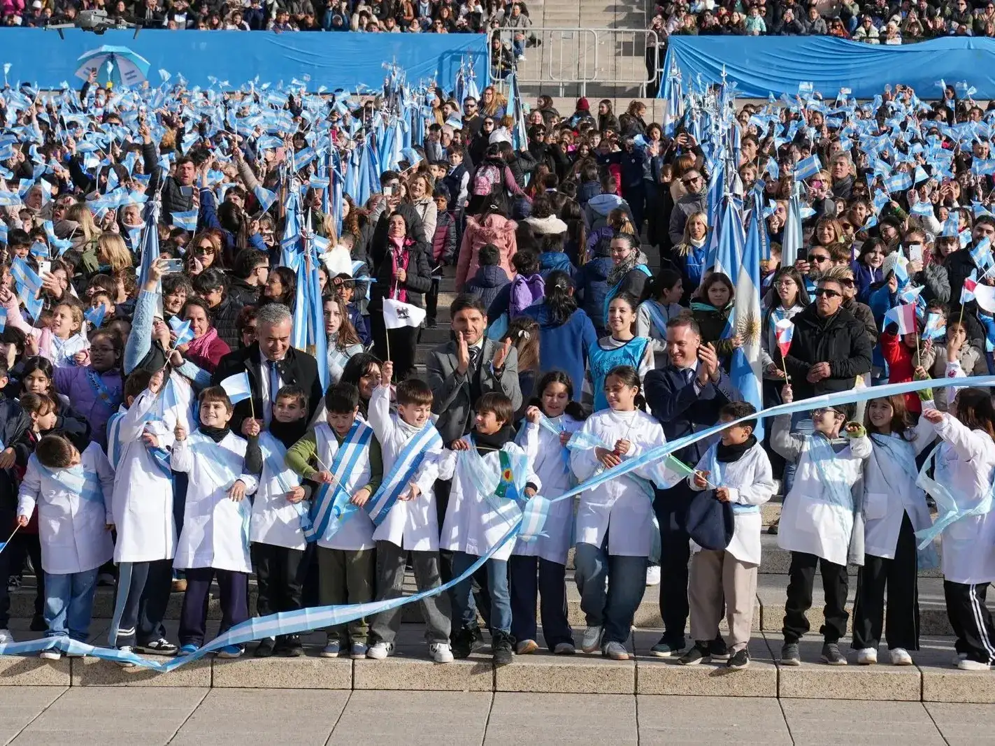 Fiesta celesta y blanca en la inauguración del Monumento a la Bandera.