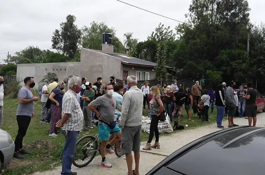 Abrazo solidario en repudio al ataque a balazos en la casa de la vecinalista de Playa Serena