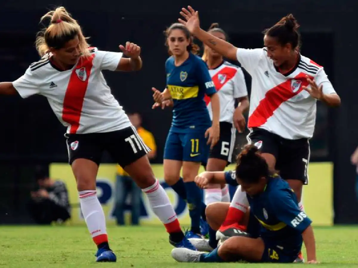 Las chicas juegan el Superclásico
