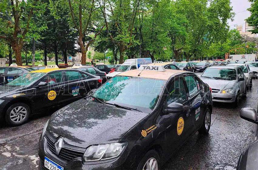 Taxistas se manifiestan en contra del sistema de turnos rotativos