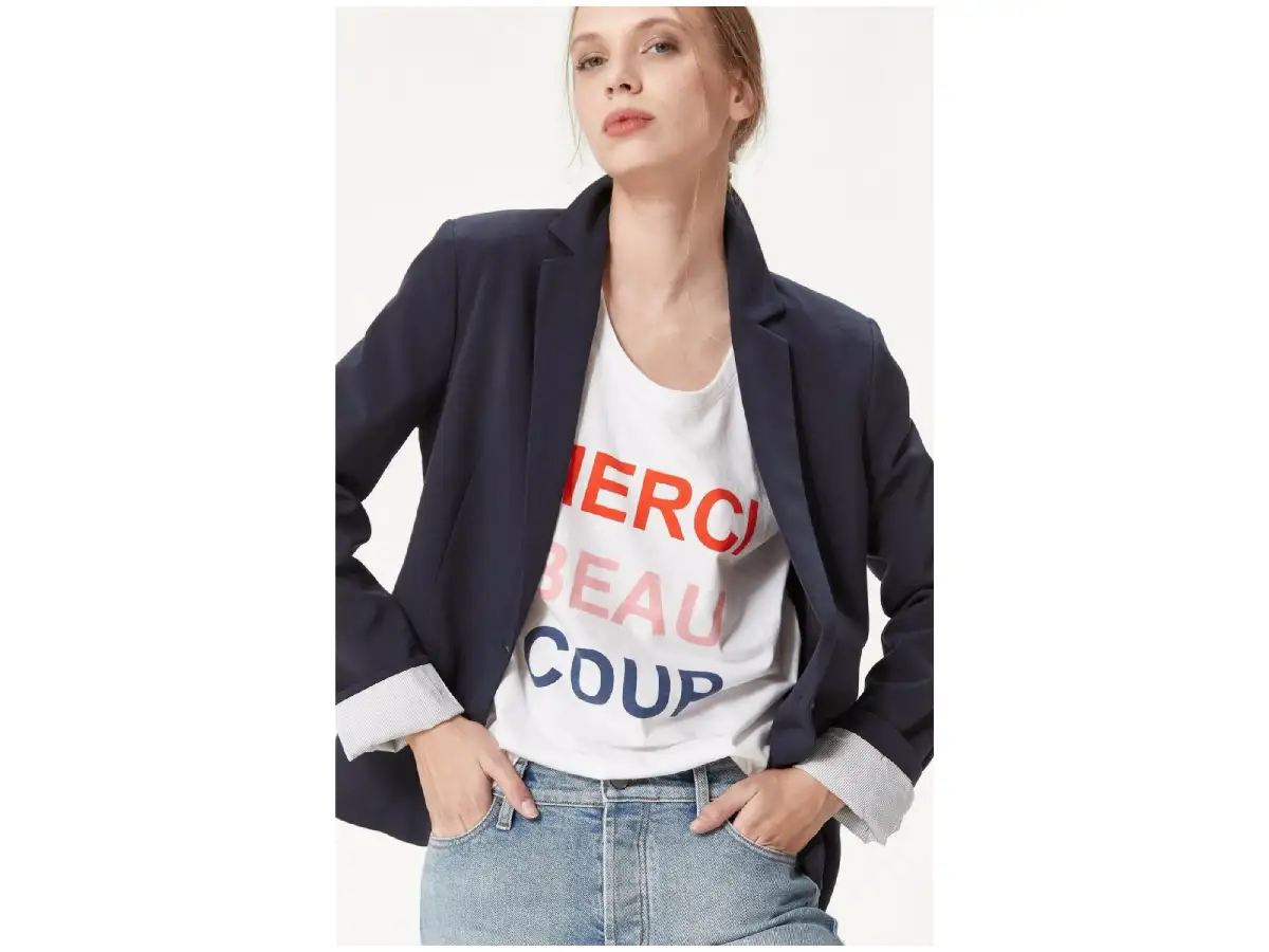Blazer + remera + jeans:  combinación que no falla 