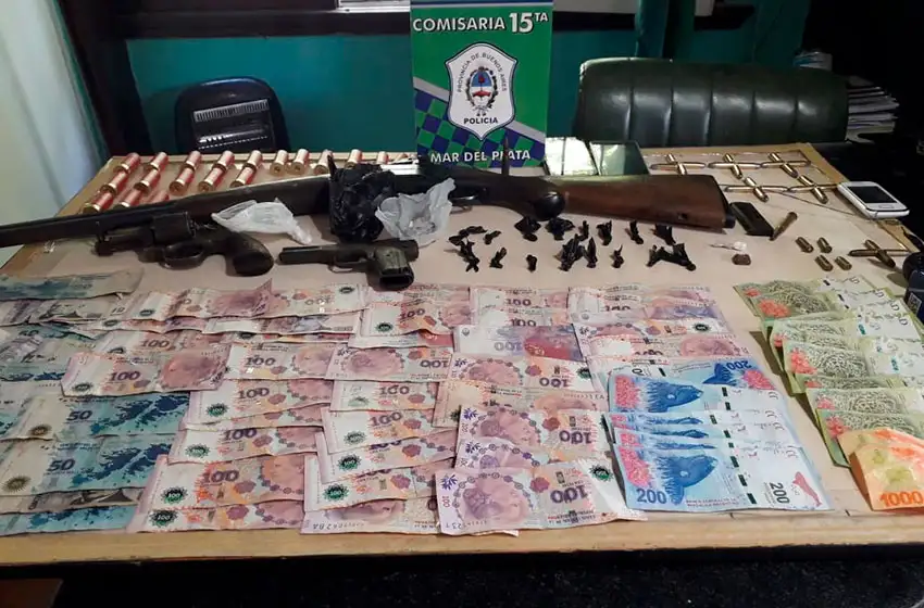 Detienen a 4 hombres tras un tiroteo: secuestran armas, drogas e indumentaria policial