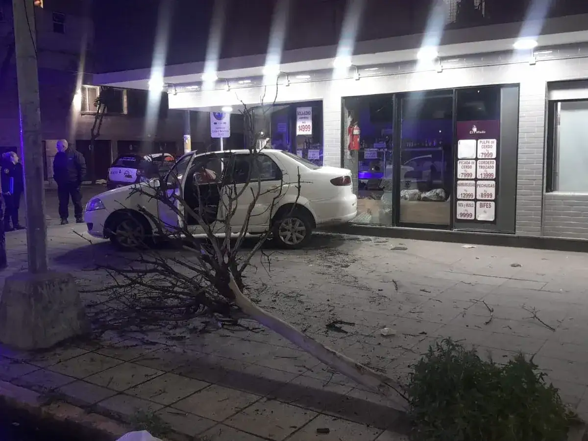 Despistó, chocó contra una carnicería y le secuestraron el auto tras un test de alcoholemia positivo