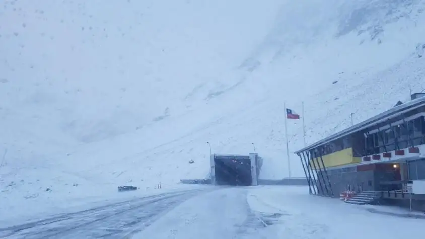 Cierran el paso a Chile por las nevadas en alta montaña