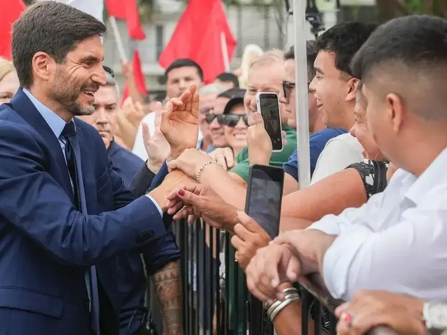 Maximiliano Pullaro saludando al público. Foto: Gentileza Gobierno.