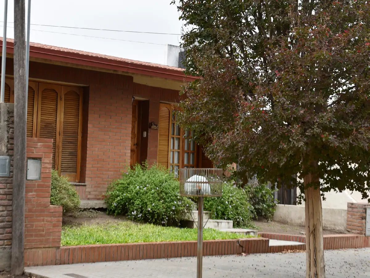 Asaltaron a una mujer en su casa: se llevaron dinero, un celular y un cuadro 