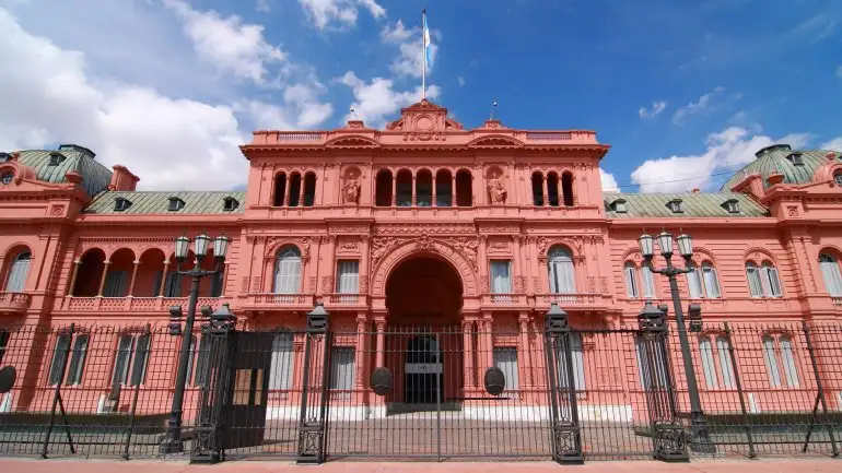 Datos del INDEC muestran que en el primer semestre hubo una caída del 8,24% de la dotación de personal de la administración pública.