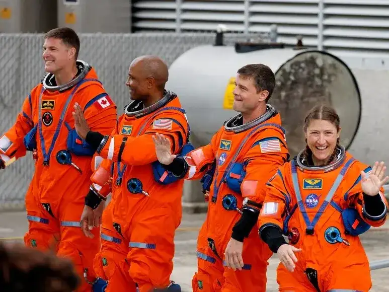 La tripulación integrada por tres hombres y una mujer viajará al espacio profundo y volverá a visitar el satélite de la Tierra.