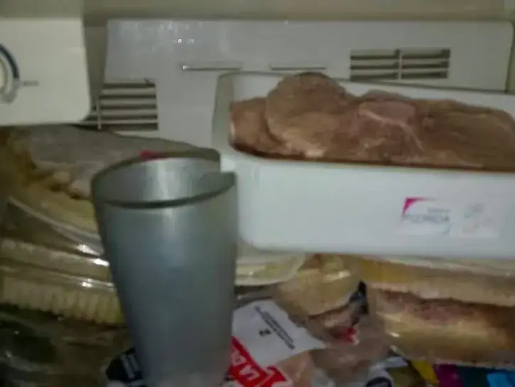 Alimentos mezclados y mal refrigerados.