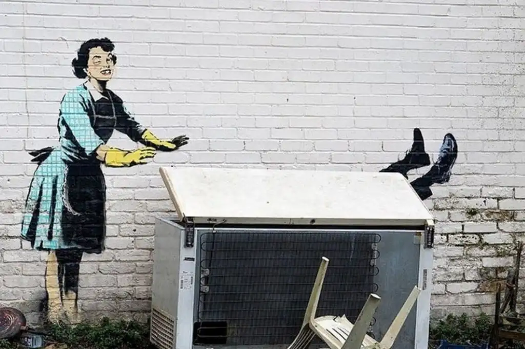 “Máscara de San Valentín”: el último grafiti de Banksy que sorprendió en el día de los enamorados