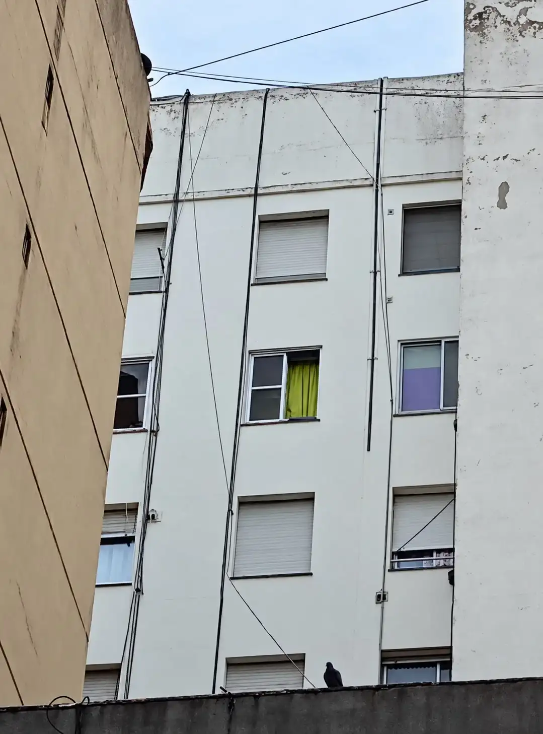 Intento de suicidio en pleno centro: un joven de 20 años amenazó con arrojarse desde un décimo piso