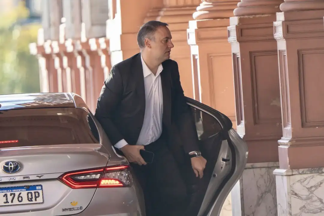 El jefe de Gabinete, Manuel Adorni, ingresa a Casa Rosada.