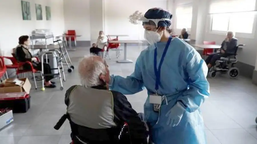 Aconsejan reforzar a los cuatro meses la vacunación al personal de salud y a los mayores de 60