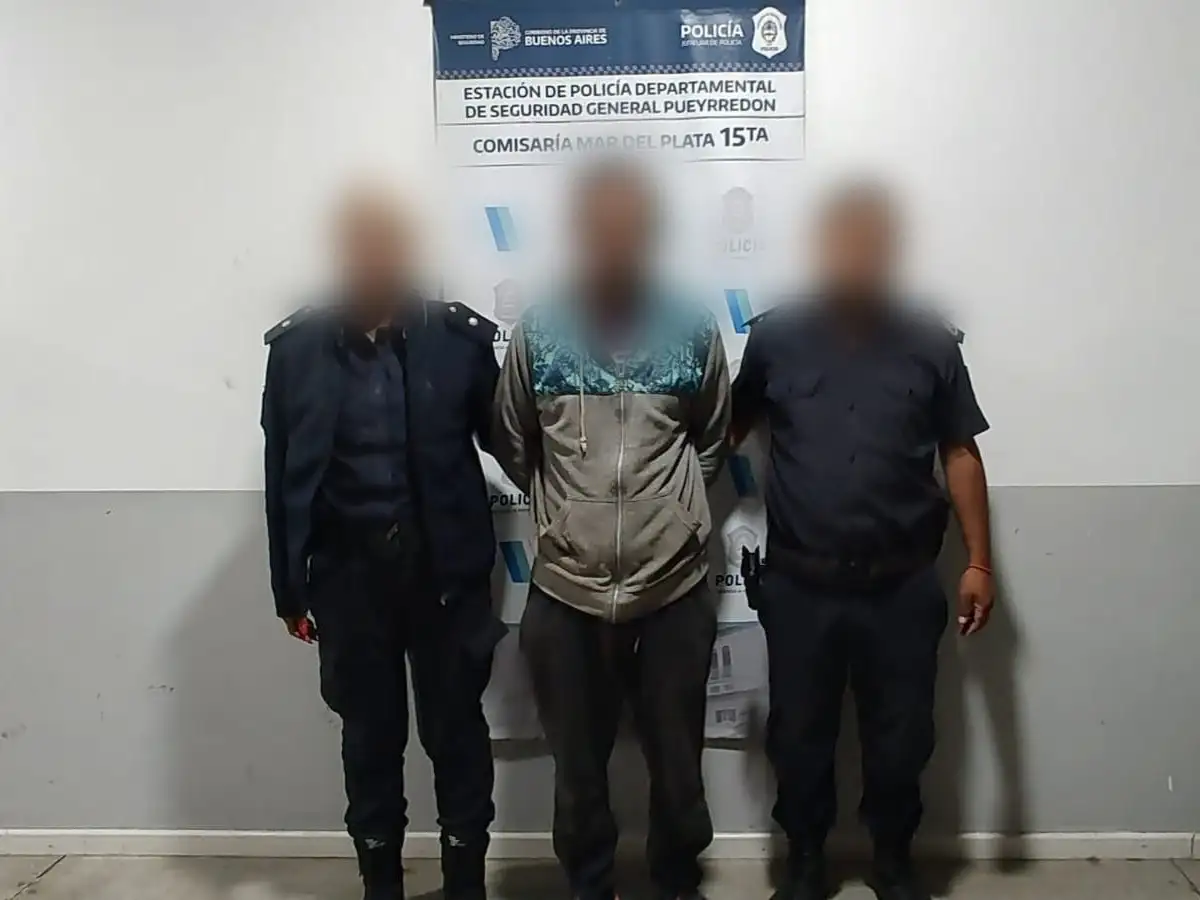 El hombre que lo llevó al nosocomio fue arrestado por portación de armas.