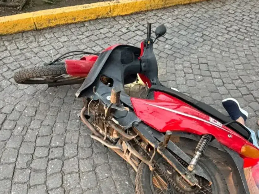 Un motociclista sufrió lesiones graves tras chocar con un peatón