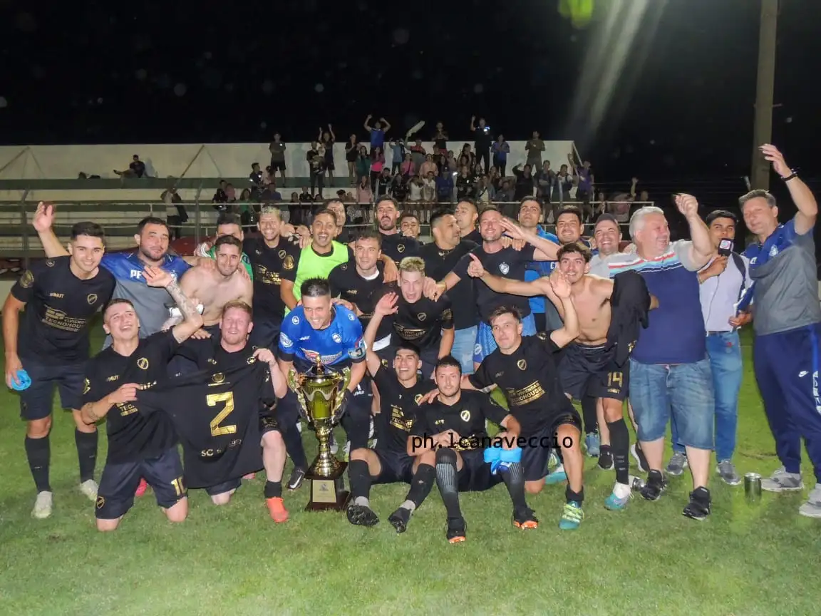 Pueyrredón cerró el año levantando una Copa para brincar. Foto: Lorena Canaveccio