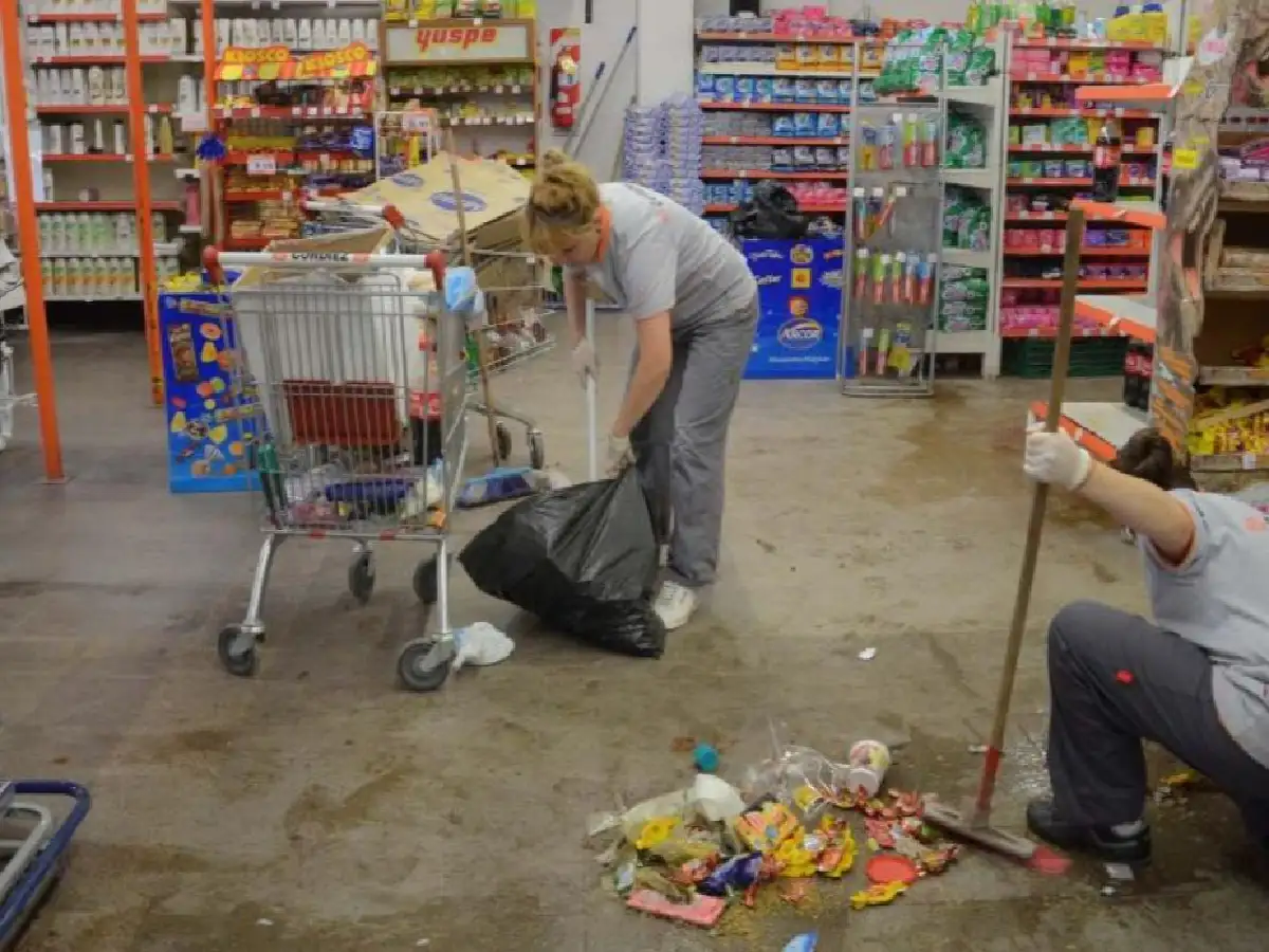 Unas 30 mujeres con menores en brazos atacaron un supermercado y se llevaron mercadería y electrodomésticos