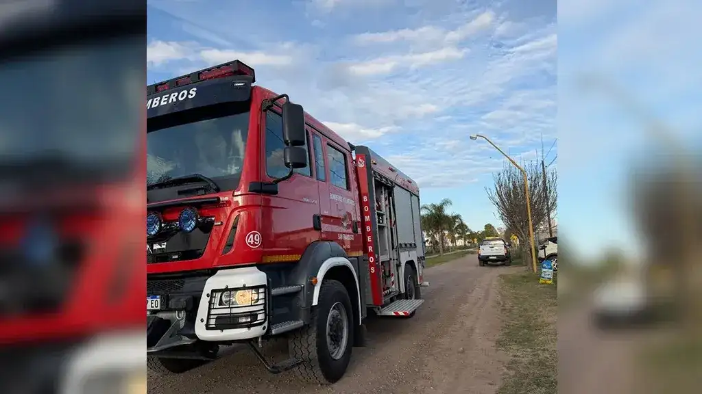 Rescataron a un perro atrapado debajo de una casa container