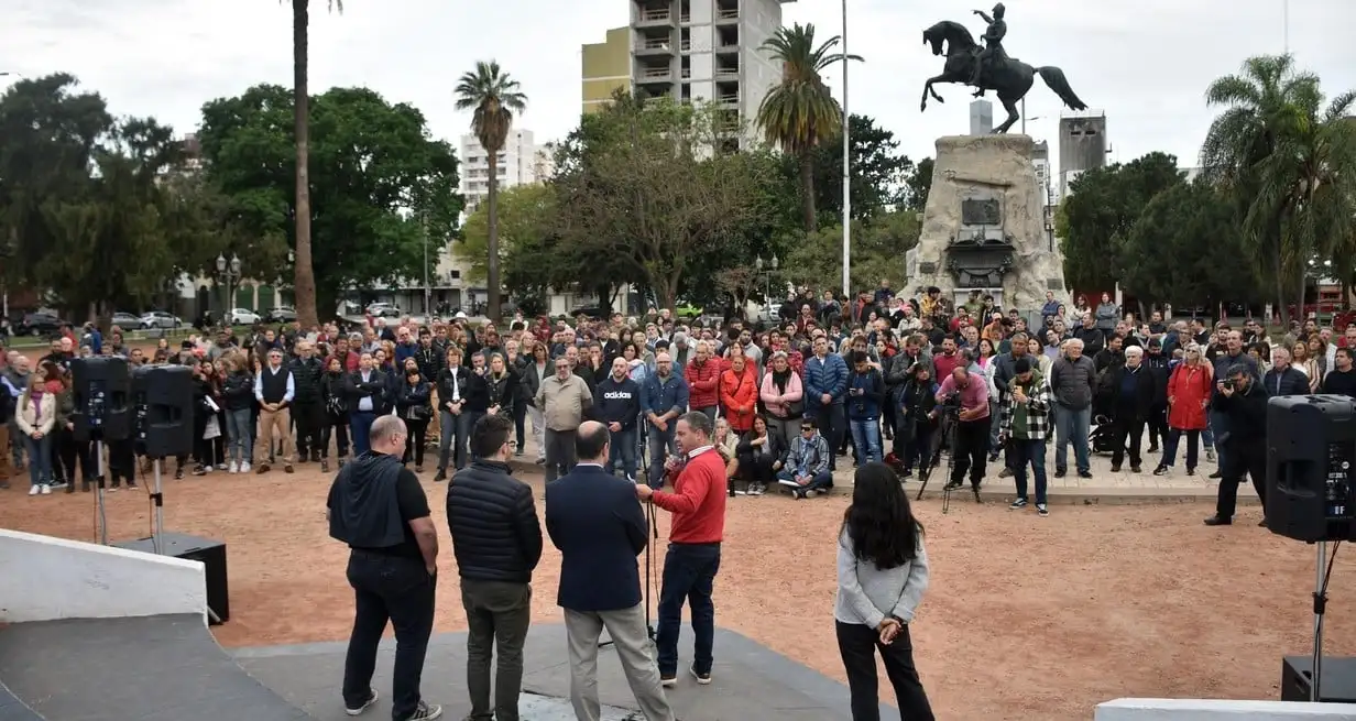 Los oradores frente a la dirigencia radical que se dio cita en la Plaza San Martín. Crédito: Pablo Aguirre