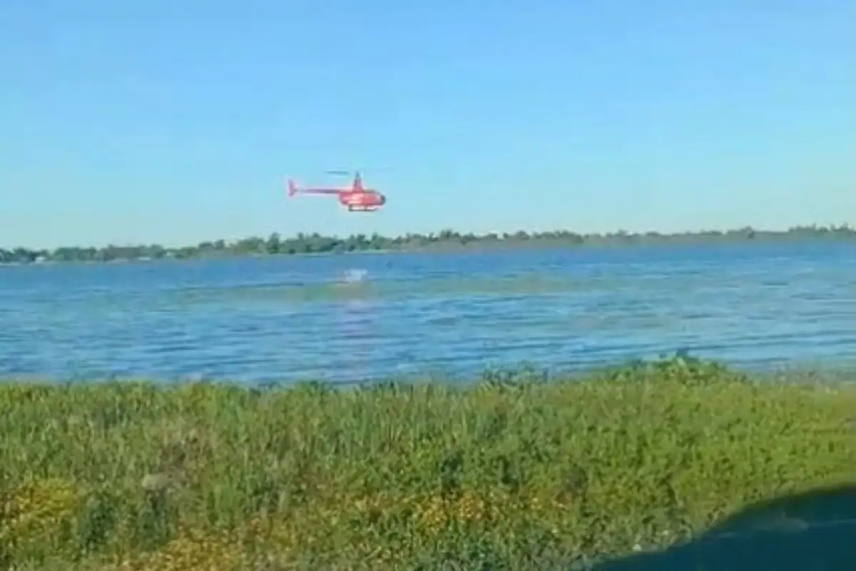 El aparato, que había sido observado haciendo maniobras imprudentes sobre un puente y vehículos, se precipitó al río, generando un estruendo al impactar antes de sumergirse en las aguas del Paraná.