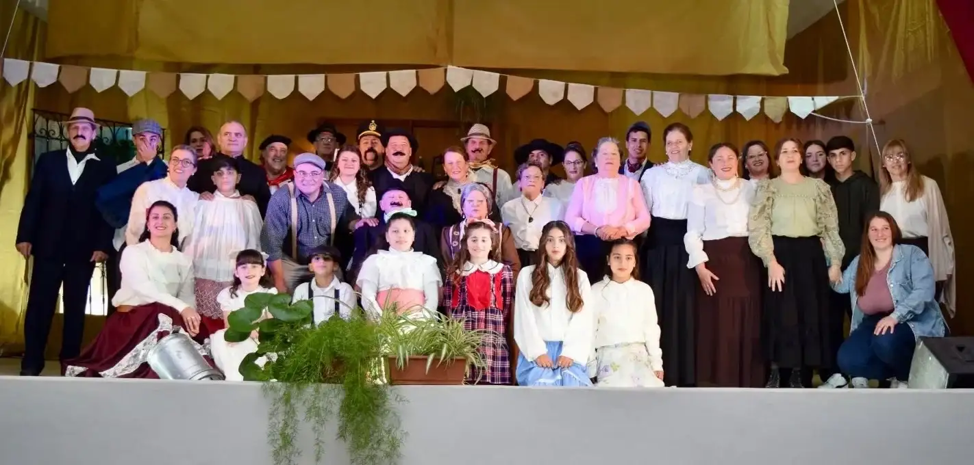 Teatro Castelar: Vecinos de distintas generaciones dieron vida a los primeros pobladores de Castelar en “Sueños de Campanas”, la obra que busca recaudar fondos para restaurar la iglesia.