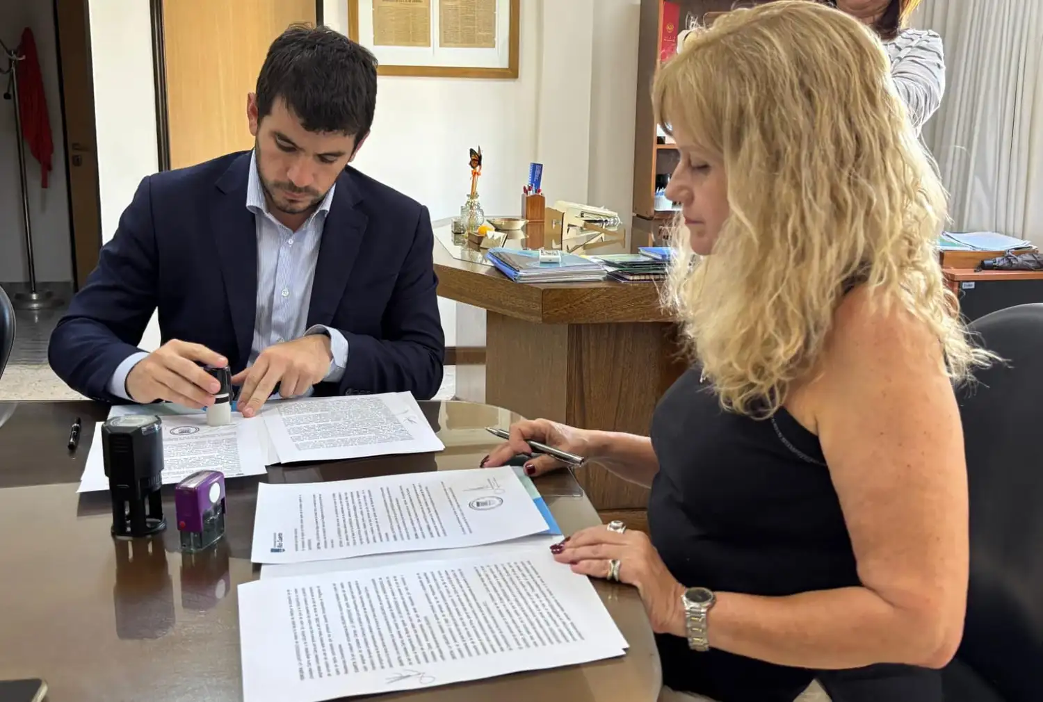 el intendente Leonel Chiarella suscribió este nuevo compromiso educativo ante la rectora de la casa de altos estudios cordobesa, Marisa Rovera. Foto: MVT