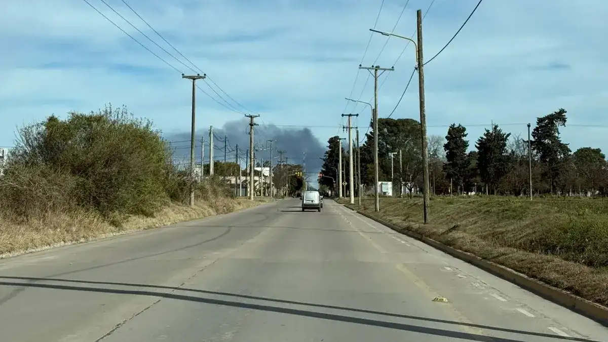 Se produjó un incendio en el relleno sanitario y bomberos trabajan en el lugar