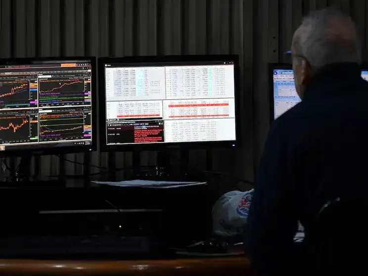 Los bonos argentinos registraron nuevas caídas y el riesgo país alcanzó los 675 puntos básicos, en medio de la incertidumbre financiera internacional.