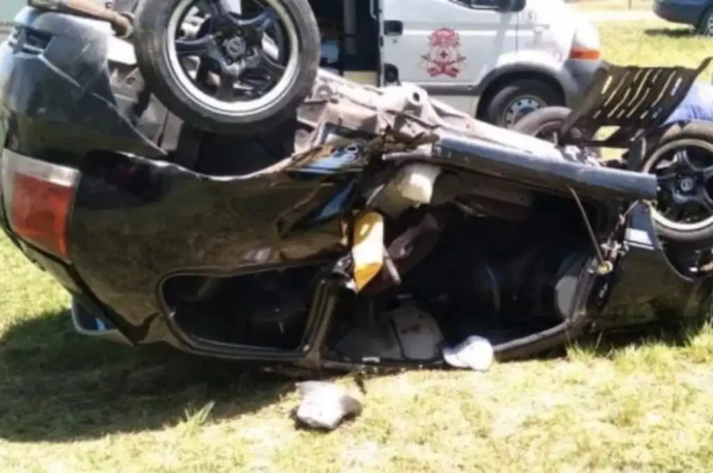 Chocó contra el guardarraíl y volcó: 3 personas heridas en Ruta 11