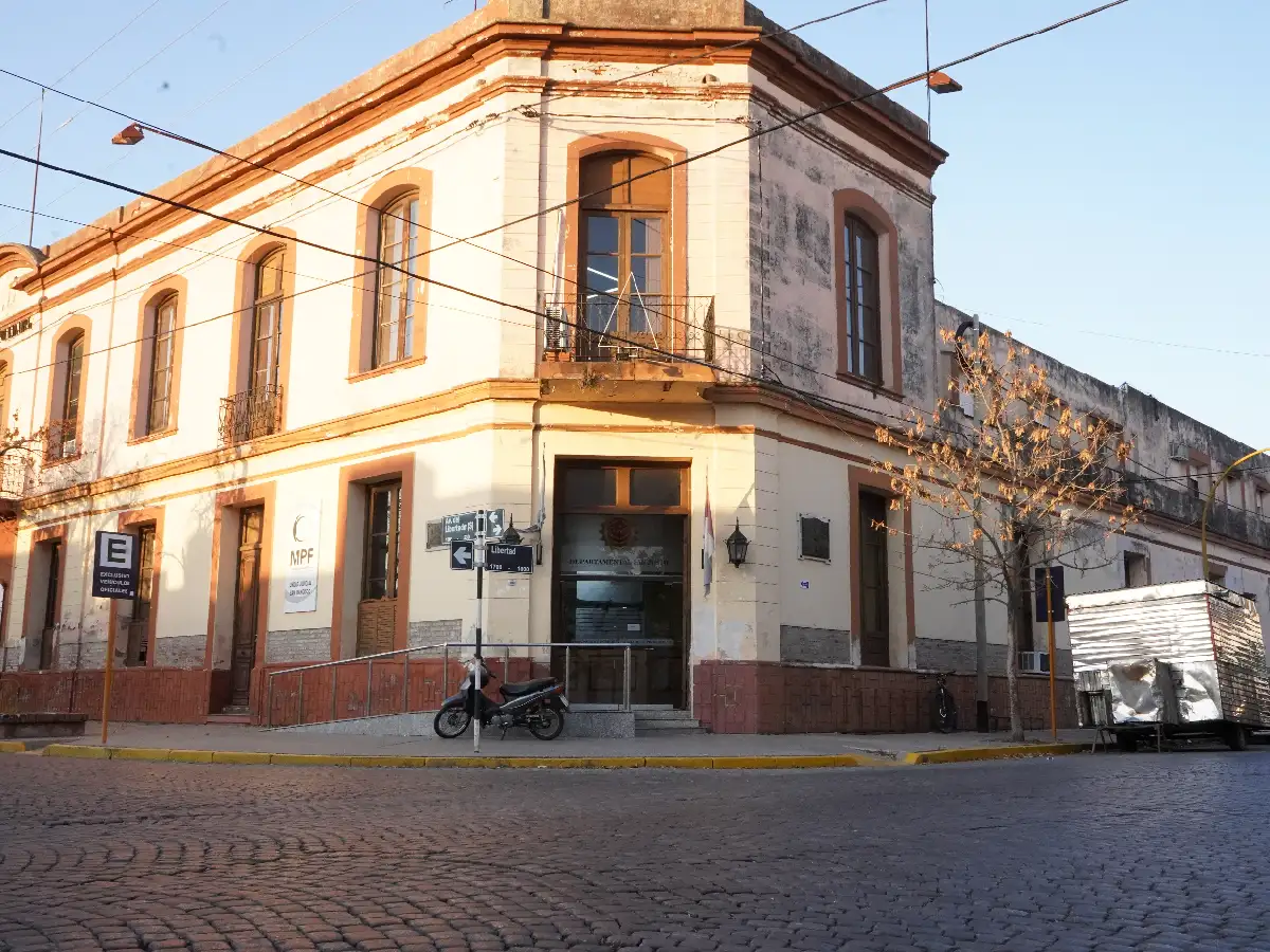 Tiene 15 años, robó un celular, vecinos lo persiguieron y lo entregaron a la Policía  