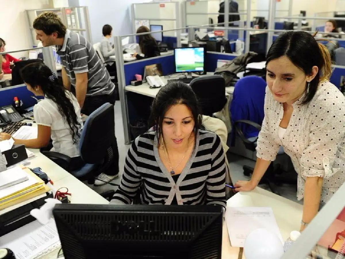 Las mujeres tienen salarios 17% promedio más bajos que los hombres 